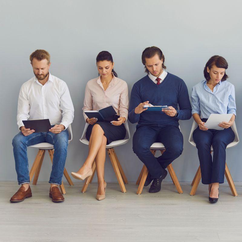 Grupo de trabajadores sentados en espera, representando a empleados del Estado que cotizan en el ISSSTE.