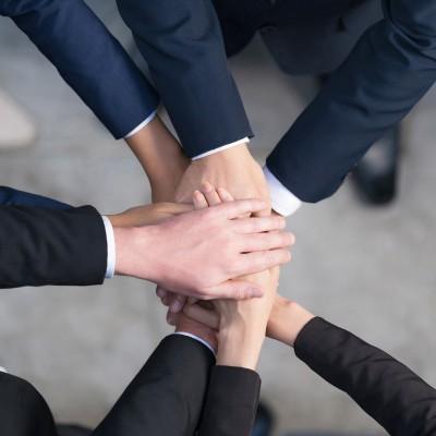 Imagen de Inicio Saestys Manos de equipo unidas en un gesto de colaboración y confianza